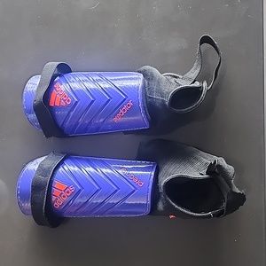 Men's/women's indoor/outdoor turf soccer shoes with shingaurds.